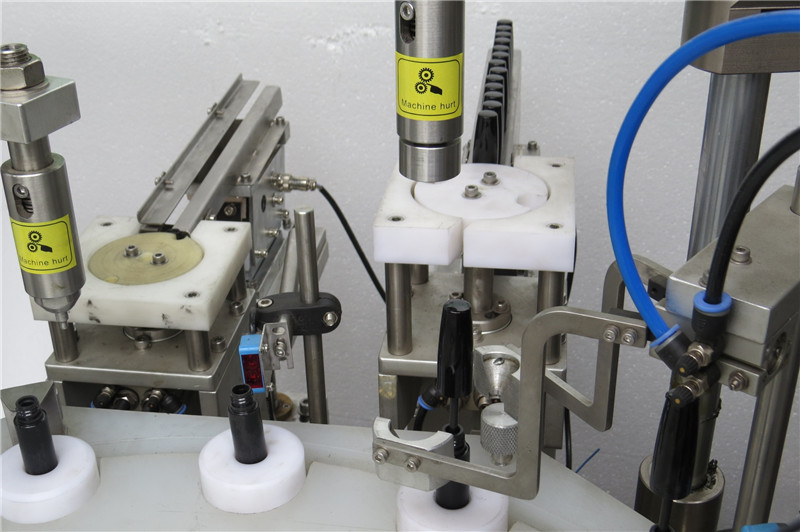 Máquina automática de enchimento e tamponamento de rímel
